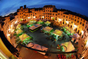 Vedute della citta' di Lucca.
Piazza dell'anfiteatro in notturna in occasione della Festa di Santa Zita.
Italia - Toscana - Lucca *** Local Caption *** Citta' di Lucca