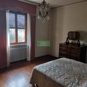 Grande villa con 2 appartamenti e terreno
