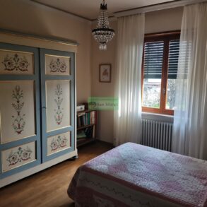 Grande villa con 2 appartamenti e terreno