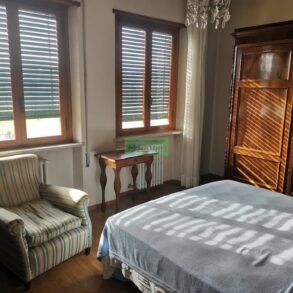 Grande villa con 2 appartamenti e terreno