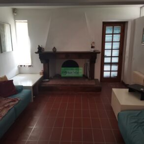 Grande villa con 2 appartamenti e terreno