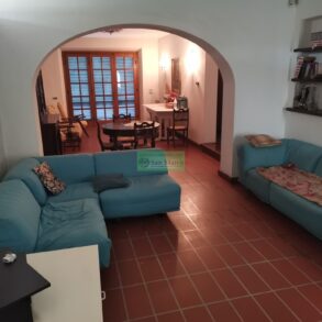 Grande villa con 2 appartamenti e terreno