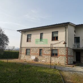 Grande villa con 2 appartamenti e terreno