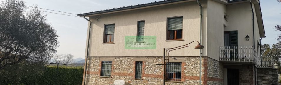Grande villa con 2 appartamenti e terreno