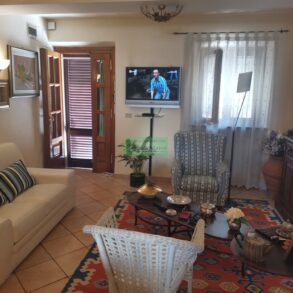 Casa di corte con giardino e garage