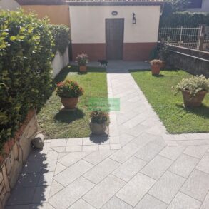 Casa di corte con giardino e garage
