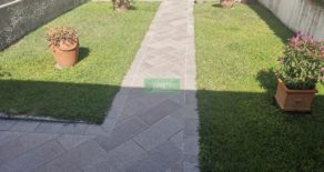Casa di corte con giardino e garage