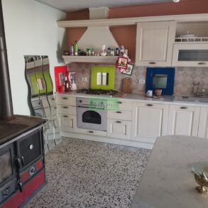 Porzione di colonica con 2.900 mq di terreno