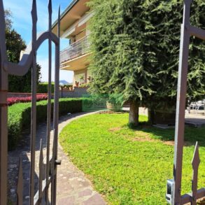 Villa bifamiliare autosufficiente con giardino
