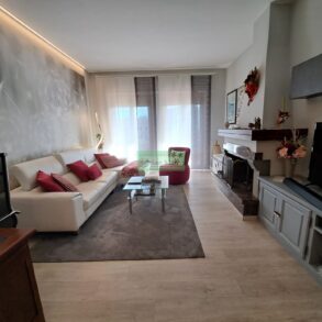 Villa bifamiliare autosufficiente con giardino