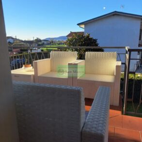 Villa bifamiliare autosufficiente con giardino
