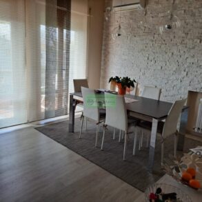 Villa bifamiliare autosufficiente con giardino