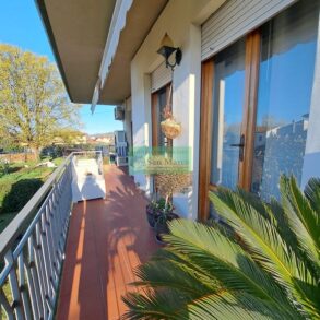 Villa bifamiliare autosufficiente con giardino