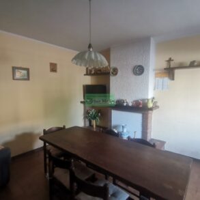 Casa di corte d’angolo con resede privata